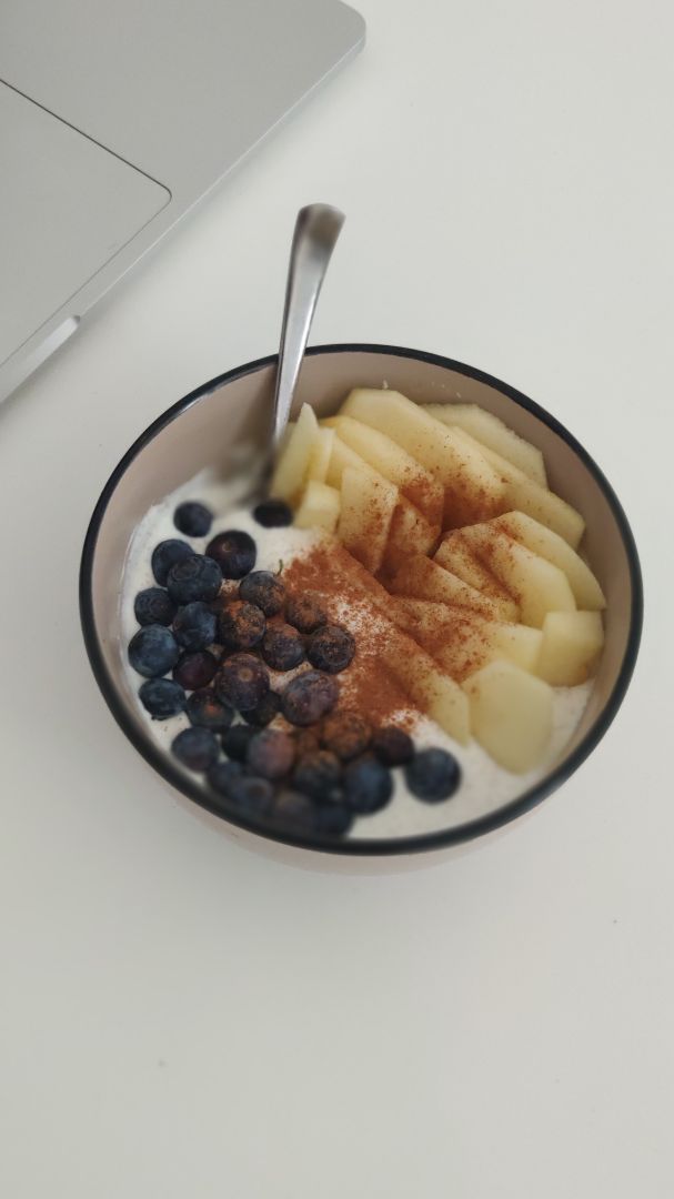 Yogur con fruta y canela 🥣🍎 Yogur con fruta y canela 🥣🍎