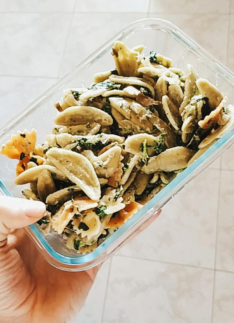 Pasta con espinacas y queso fundido Pasta con espinacas y queso fundido