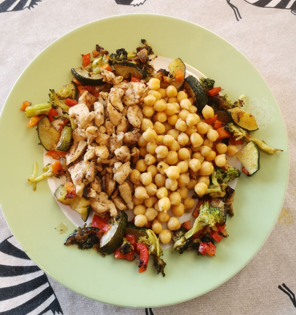 Verduras salteadas con garbanzos y contramuslos de pollo Verduras salteadas con garbanzos y contramuslos de pollo