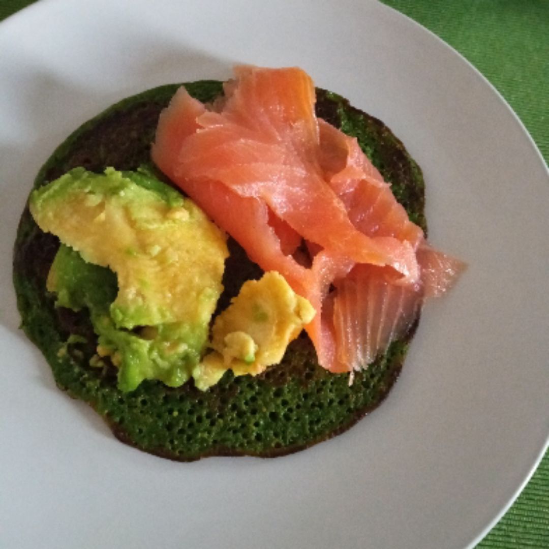 Tortitas de espinacas con salmón ahumado y aguacate