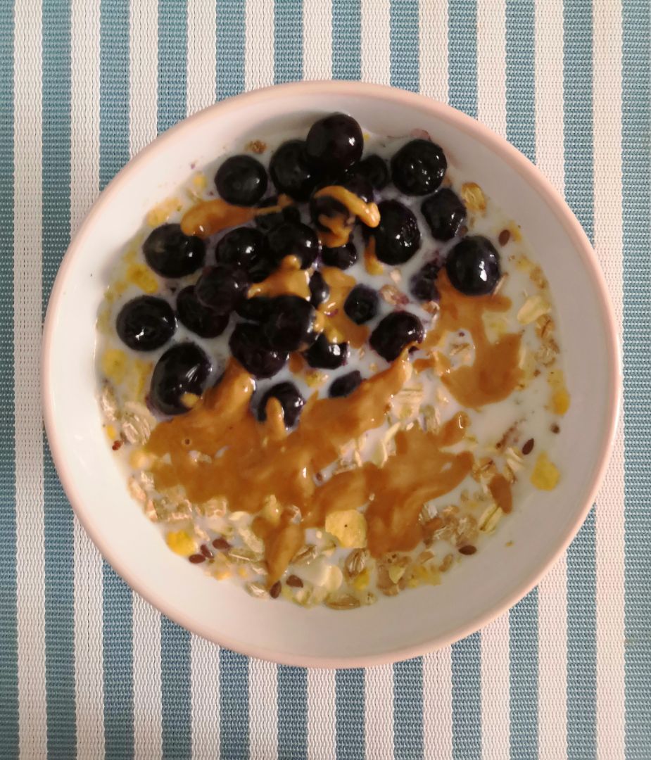 Bol de muesli, frutas, arándanos y crema cacahuetes Bol de muesli, frutas, arándanos y crema cacahuetes