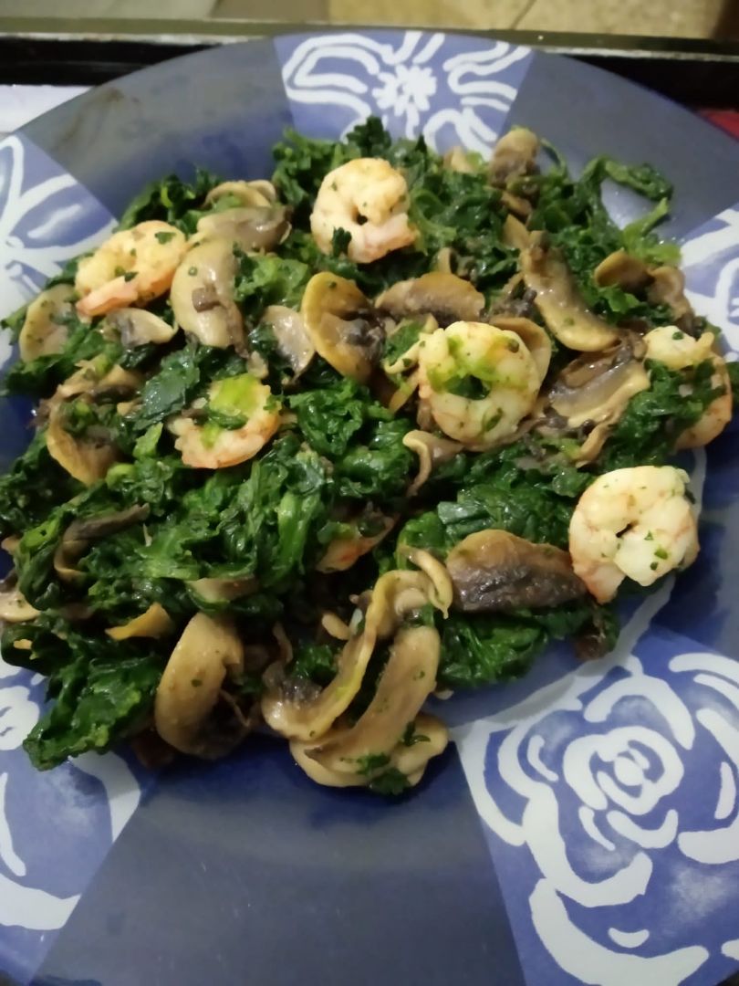 Salteado de espinacas champiñones y gambas
