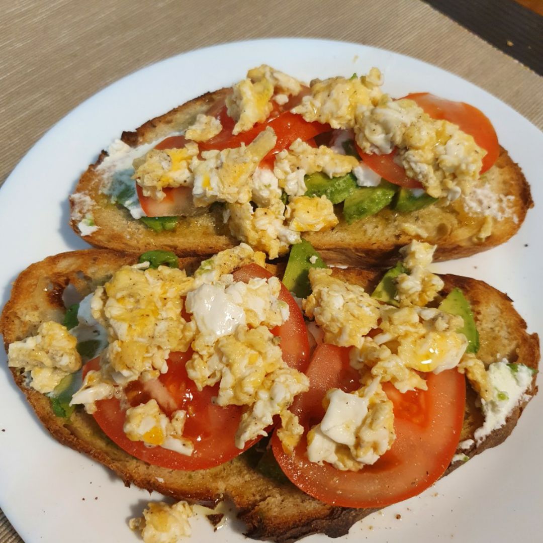 Tosta de aguacate ricotta tomate y huevos revueltos Tosta de aguacate ricotta tomate y huevos revueltos