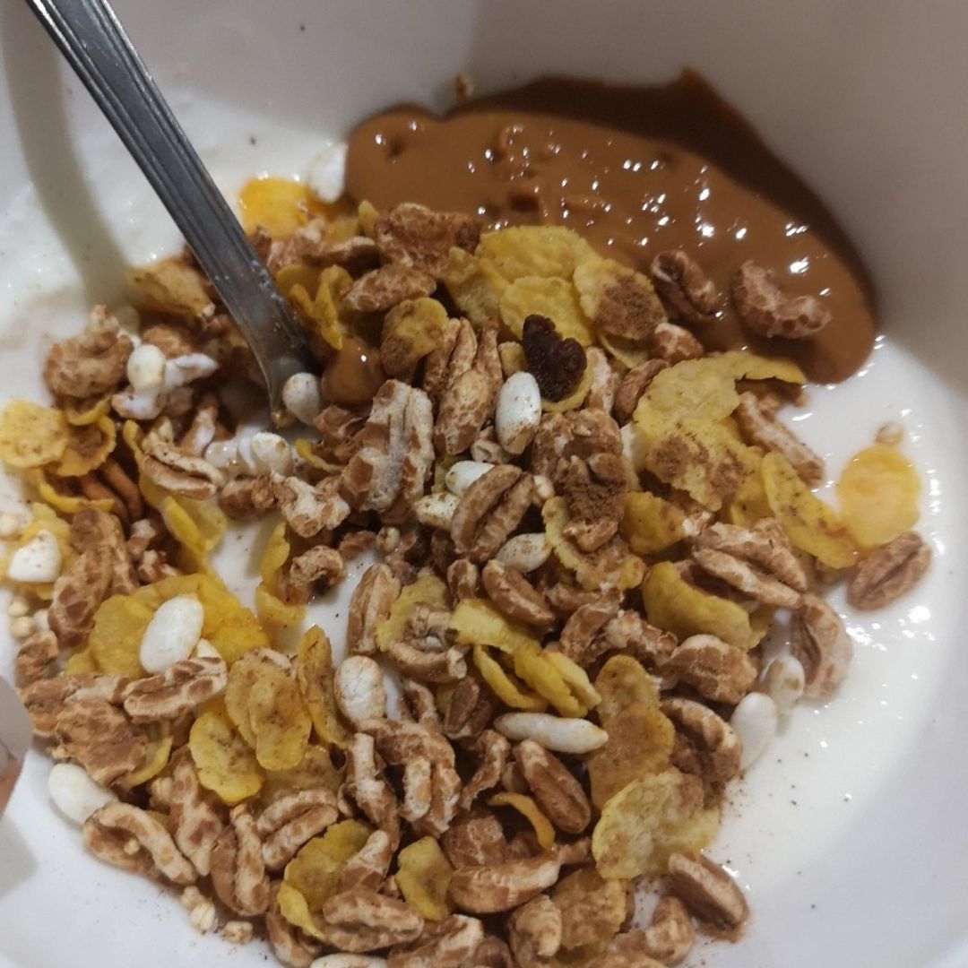 Yogur griego con cereales y crema de cacahuete Yogur griego con cereales y crema de cacahuete