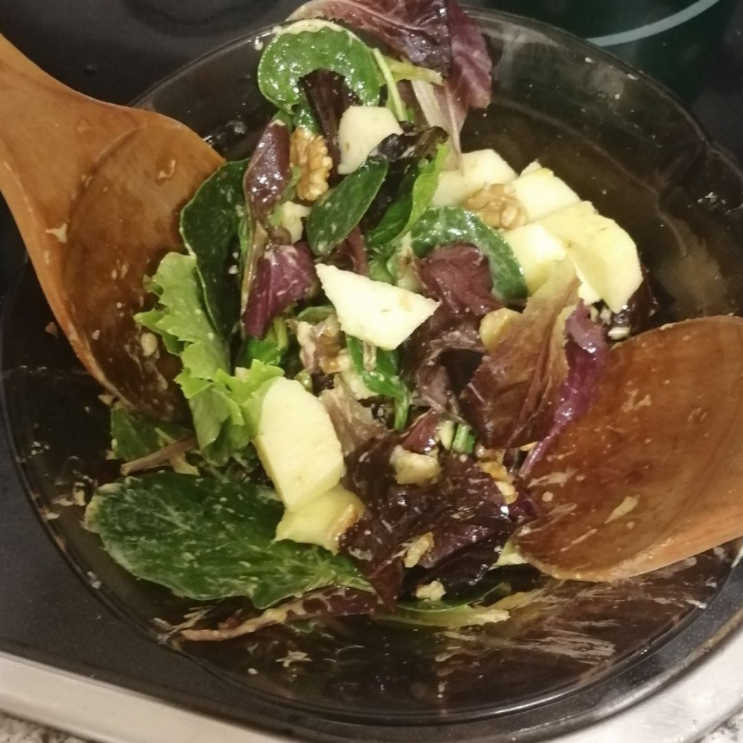 Ensalada con manzana y nueces Ensalada con manzana y nueces