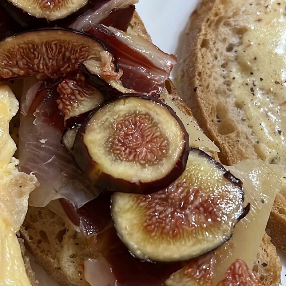 Tostadas con higos, jamón ibérico, ghee y queso viejo Tostadas con higos, jamón ibérico, ghee y queso viejo