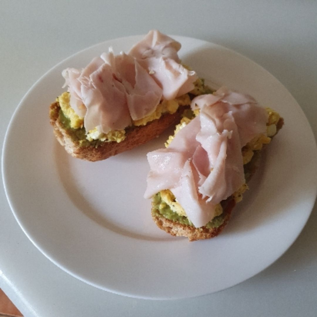 Tostadas con huevo, guacamole y pavo Tostadas con huevo, guacamole y pavo
