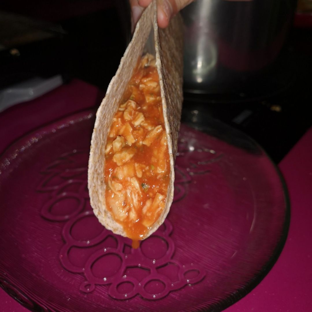 Taco de pollo, tomate y orégano