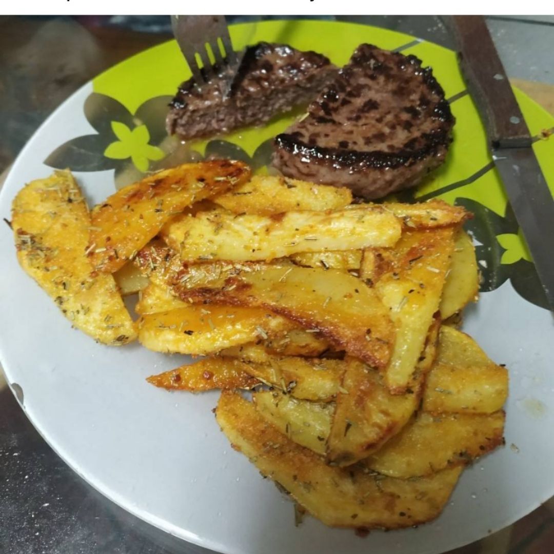 Patatas gajo caseras con hamburguesa casera 🤤 Patatas gajo caseras con hamburguesa casera 🤤