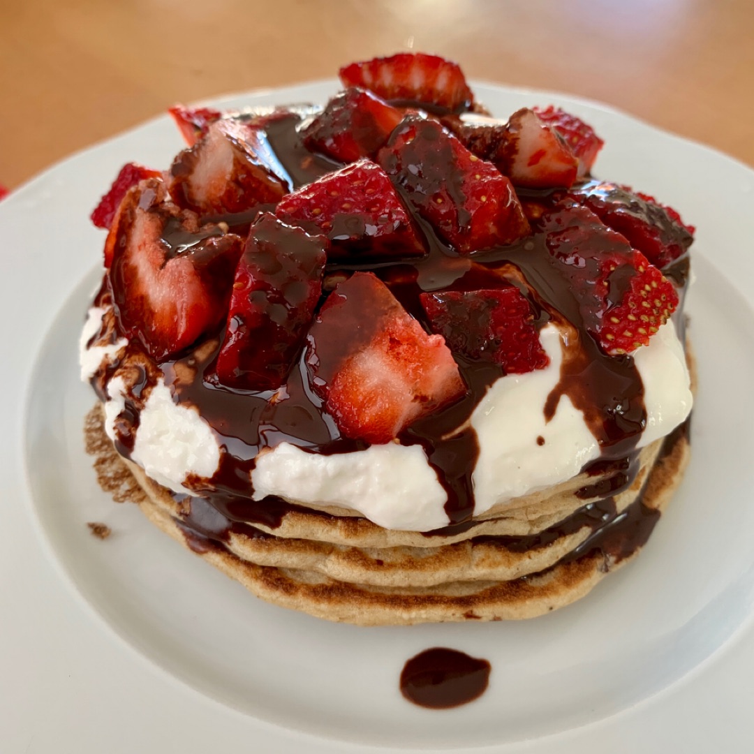 Tortitas de avena con yogur y frutos rojos