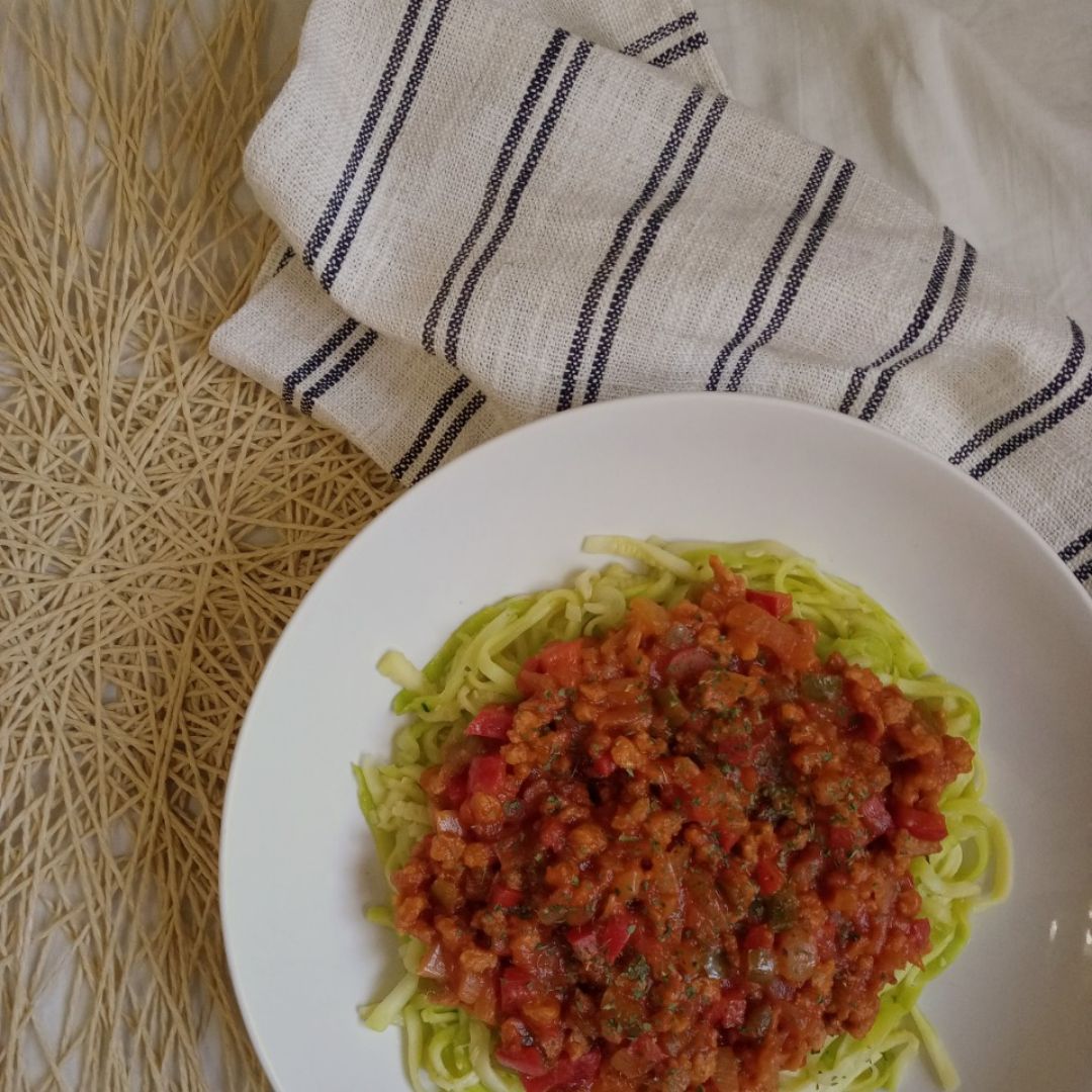 ESPAGUETIS DE CALABACÍN CON BOLOÑESA DE SOJA ESPAGUETIS DE CALABACÍN CON BOLOÑESA DE SOJA