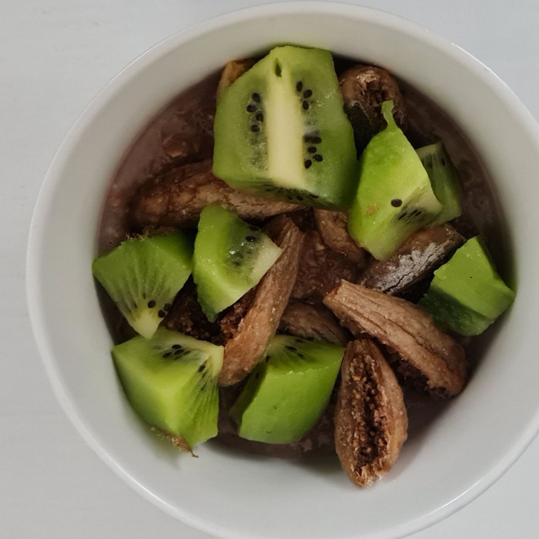 Porridge con chocolate, higos y kiwi