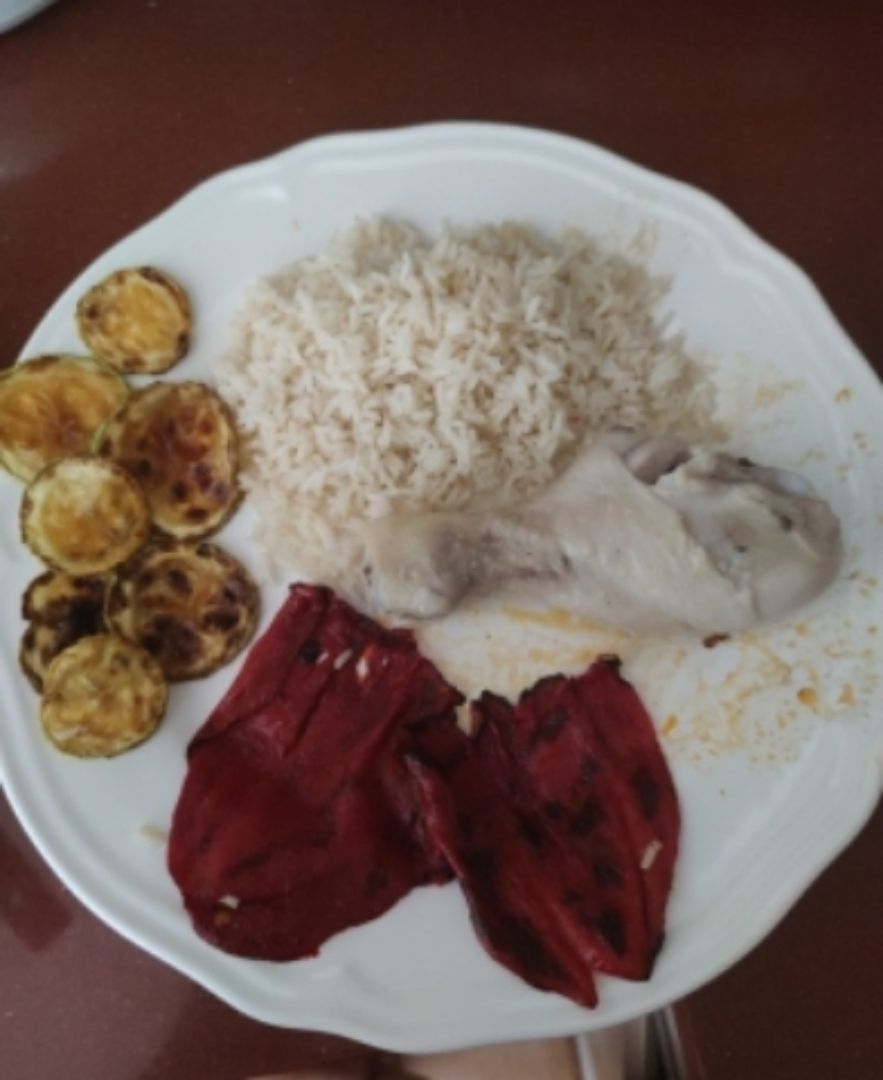 Pollo con calabacín y pimiento con arroz Pollo con calabacín y pimiento con arroz