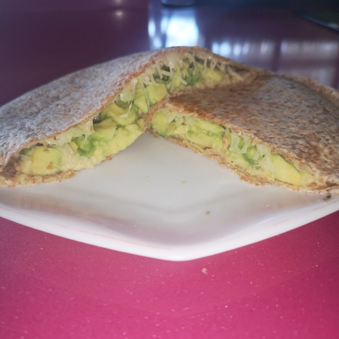 Quesadilla de queso, aguacate y hummus Quesadilla de queso, aguacate y hummus