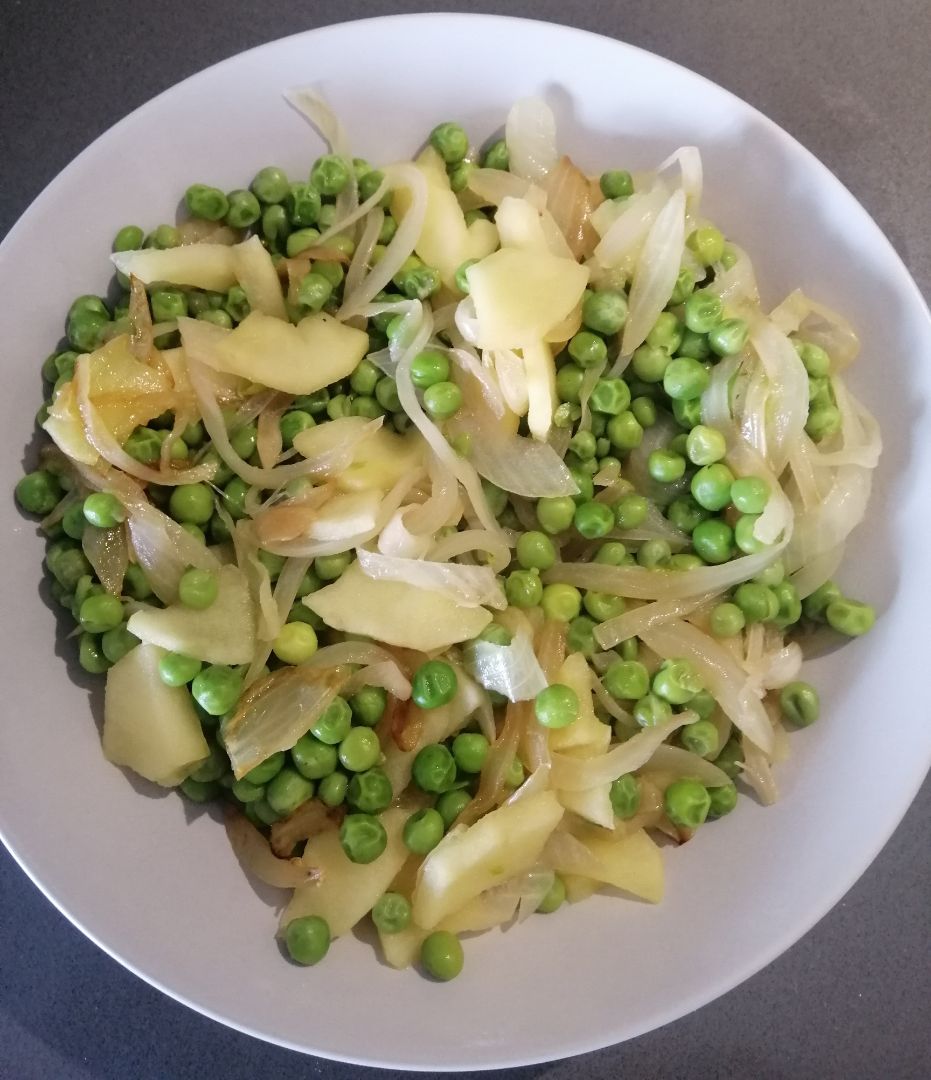 Guisantes con cebolla y manzana Guisantes con cebolla y manzana