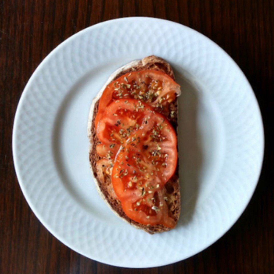 Panecillo integral tostado con tomate y orégano Panecillo integral tostado con tomate y orégano
