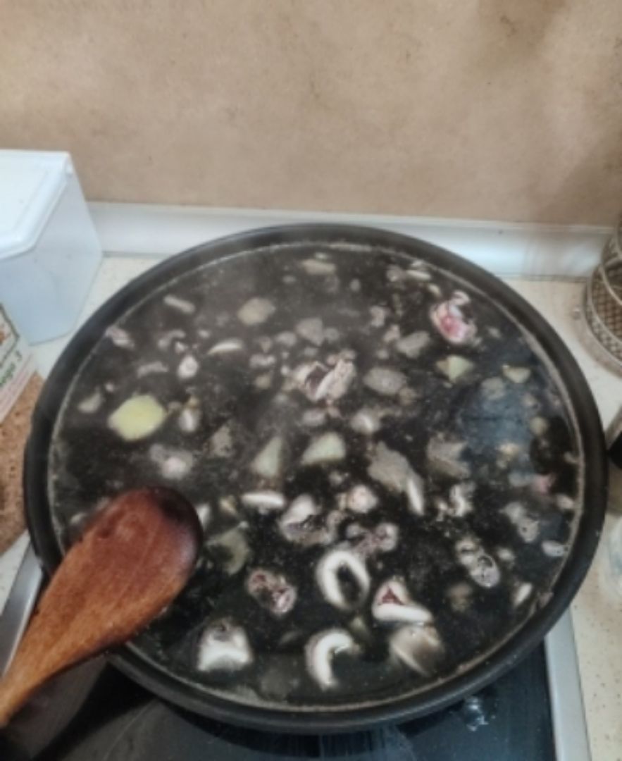 Patatas con calamares en su tinta Patatas con calamares en su tinta