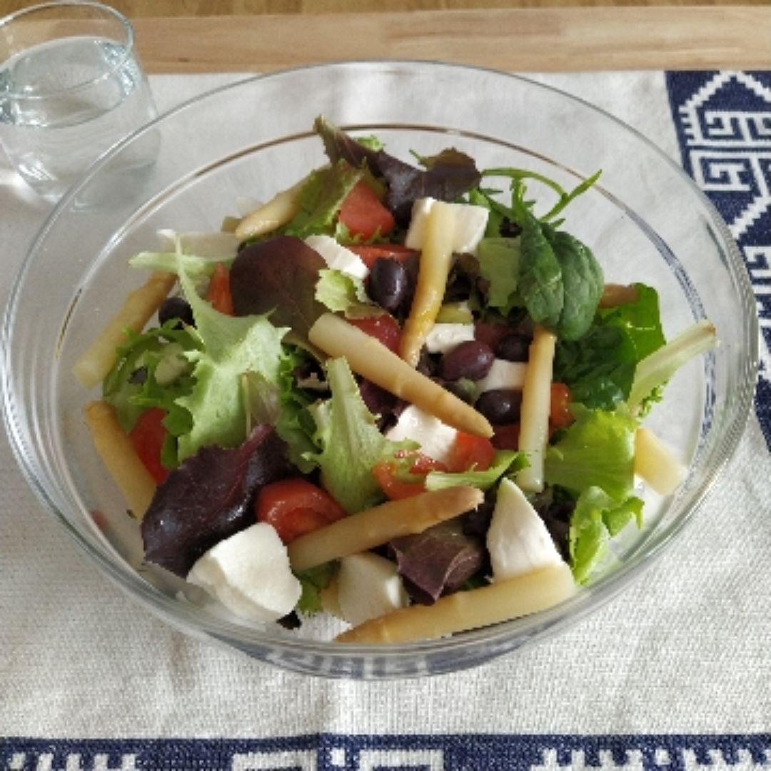 Ensalada de brotes tiernos, tomate, mozarela, aceitunas y espárragos Ensalada de brotes tiernos, tomate, mozarela, aceitunas y espárragos