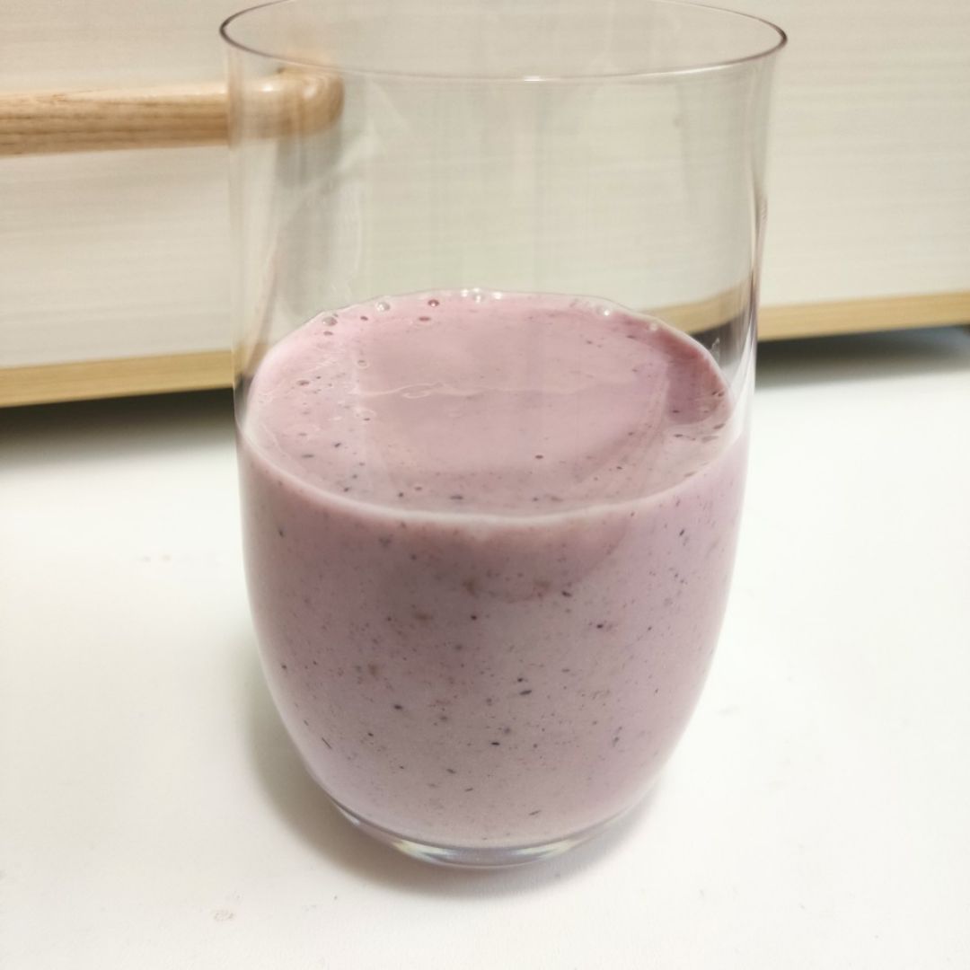 Batido de plátano, fresas, arándanos y frambuesas Batido de plátano, fresas, arándanos y frambuesas