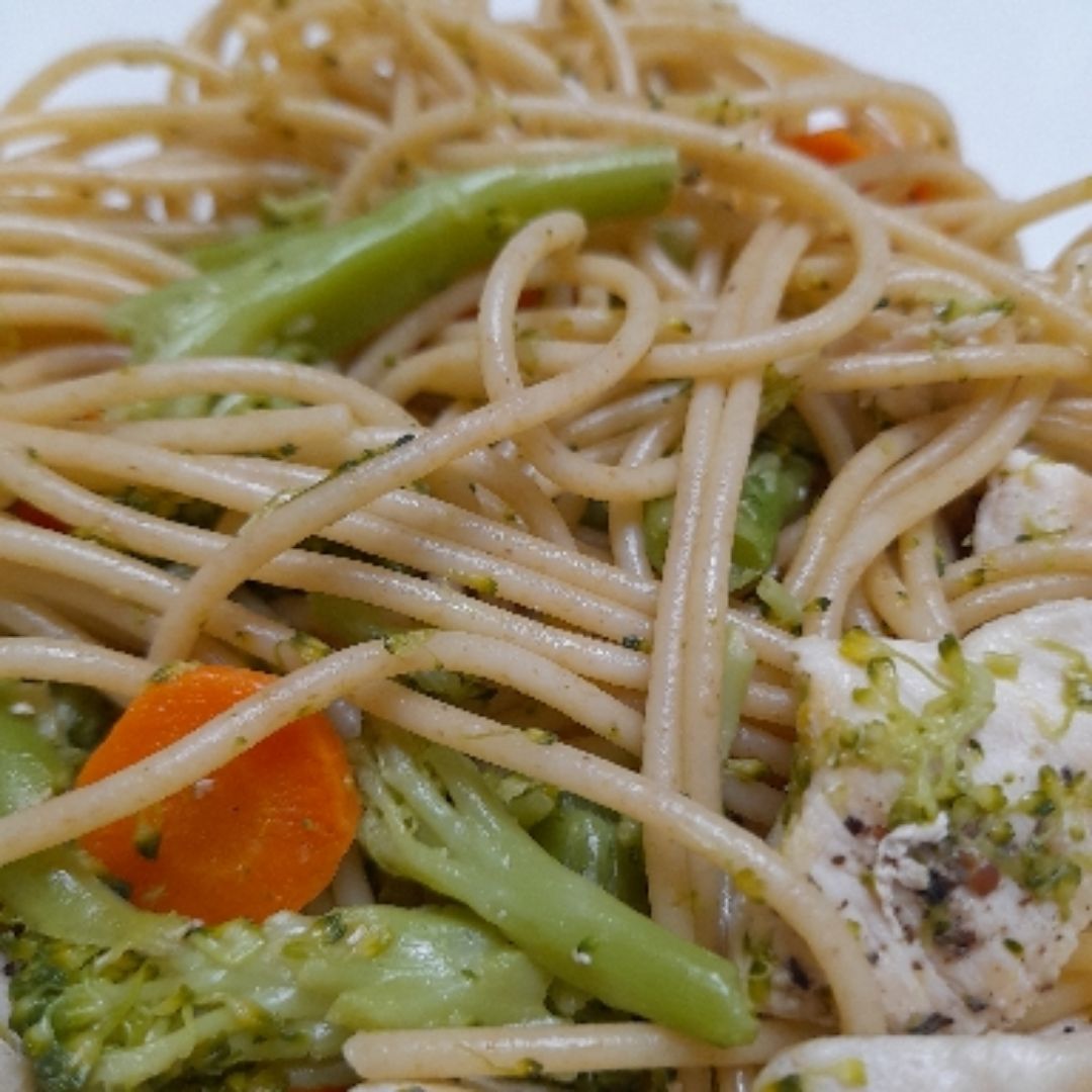 Espaguetis integrales con brocoli y pollo Espaguetis integrales con brocoli y pollo