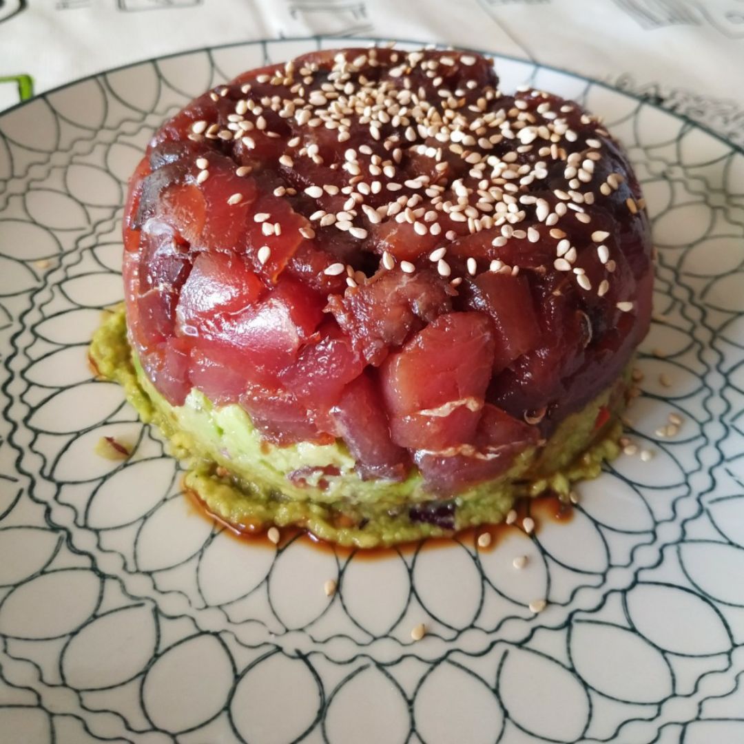 Tartar de atún marinado con aguacate casero Tartar de atún marinado con aguacate casero