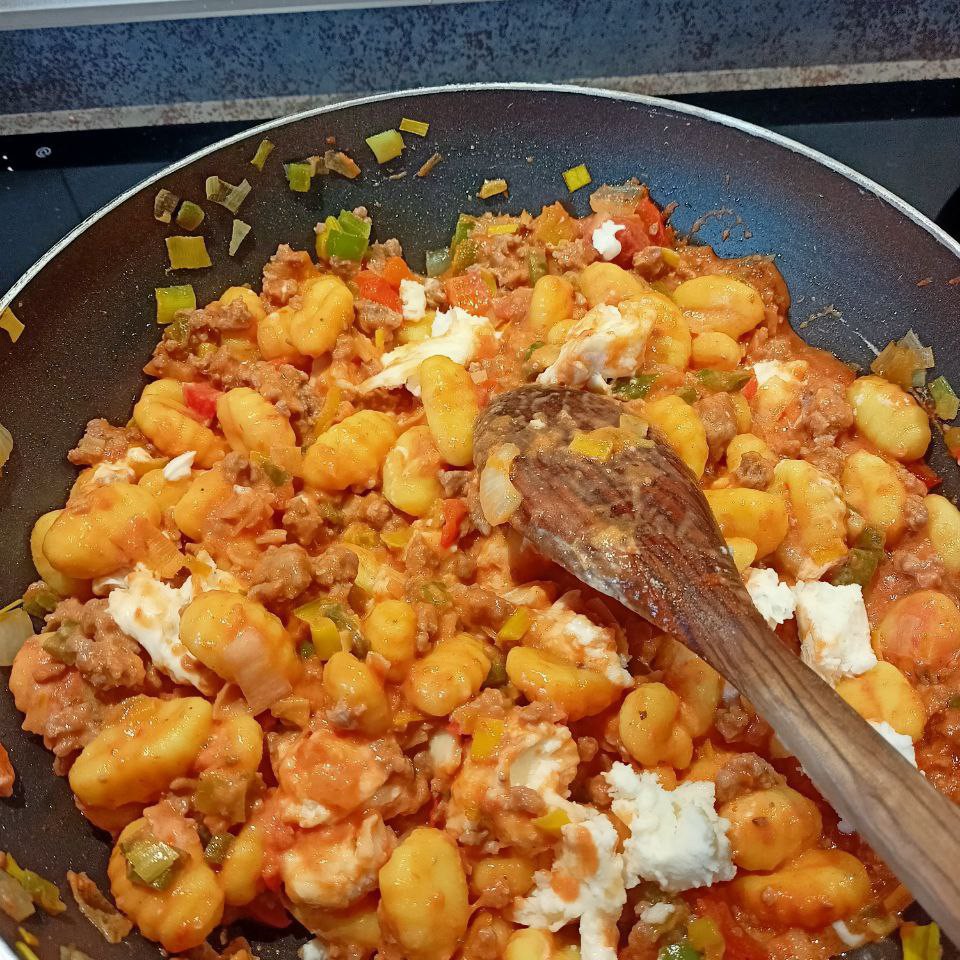 Ñoquis con carne y queso  Paso 2