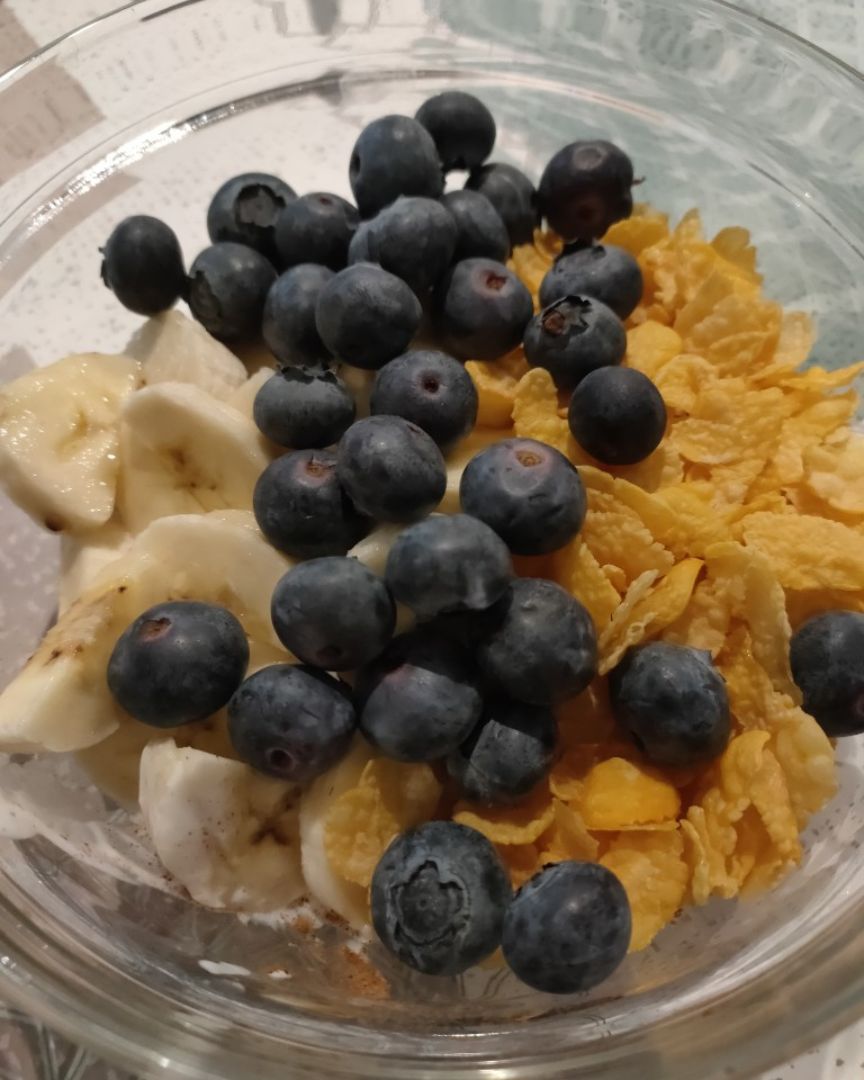 Bowl de kefir con fruta y cereales sin gluten Bowl de kefir con fruta y cereales sin gluten