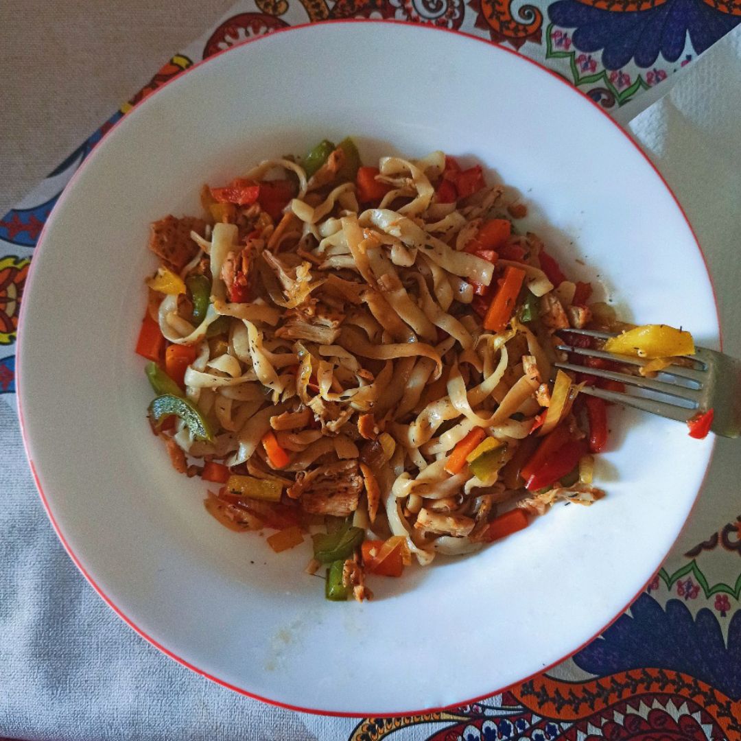 Fetuccini con "relleno de fajitas" Fetuccini con "relleno de fajitas"