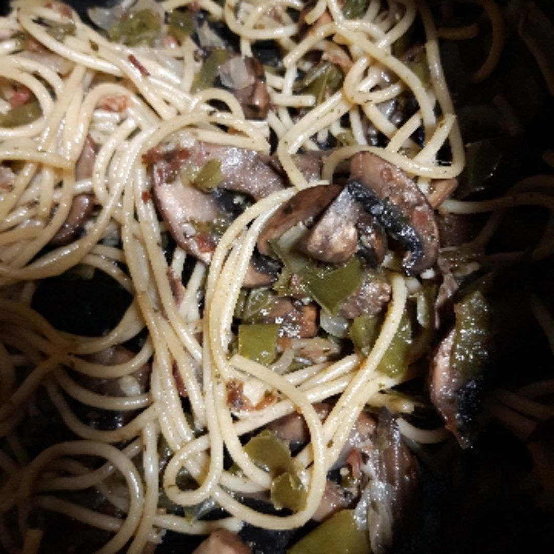 Espaguetis con pimientos y champiñones Espaguetis con pimientos y champiñones