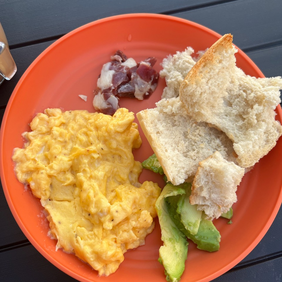 Huevos revueltos jamón y aguacate Huevos revueltos jamón y aguacate