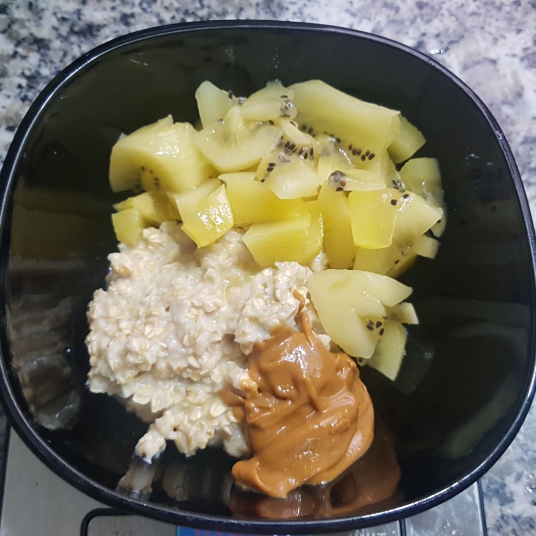 Porridge de avena, kiwi y crema de cacahuete 🥣 🥝 🥜 