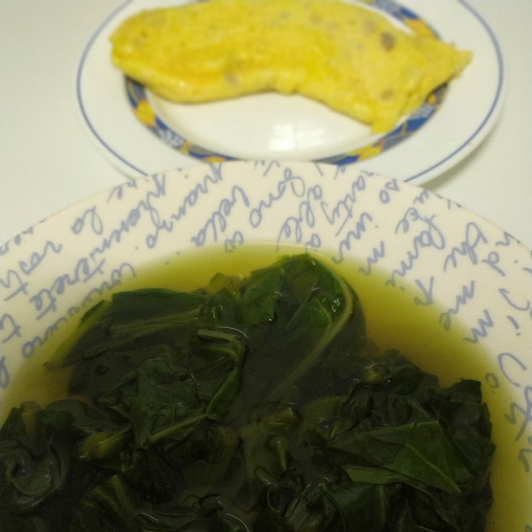 Hervido de acelgas y tortilla especiada con virutas de jamón Hervido de acelgas y tortilla especiada con virutas de jamón