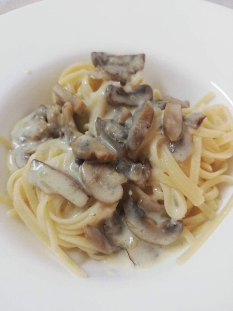 Espaguetis con salsa de champiñones Espaguetis con salsa de champiñones