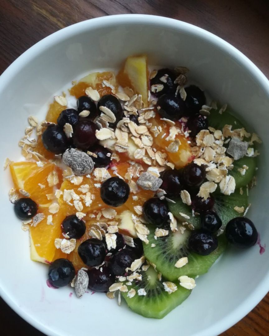Bowl de yogur con fruta y muesli ✨