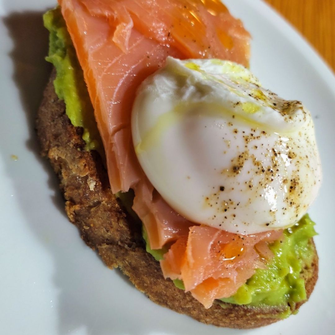 Tosta de salmón, guacamole y huevo poché Tosta de salmón, guacamole y huevo poché