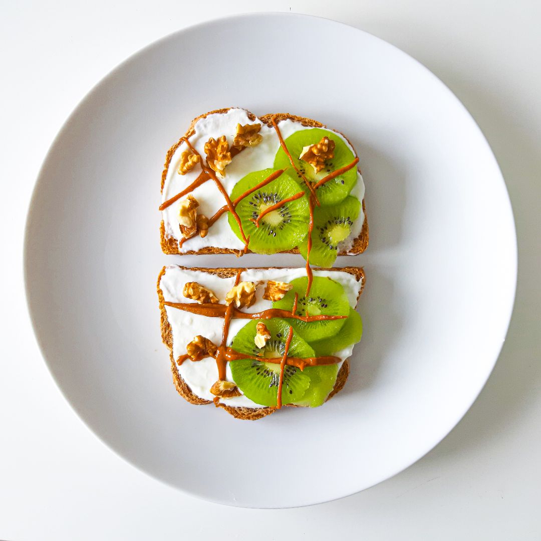 Tostadas con queso fresco batido, fruta fresca y frutos secos Tostadas con queso fresco batido, fruta fresca y frutos secos