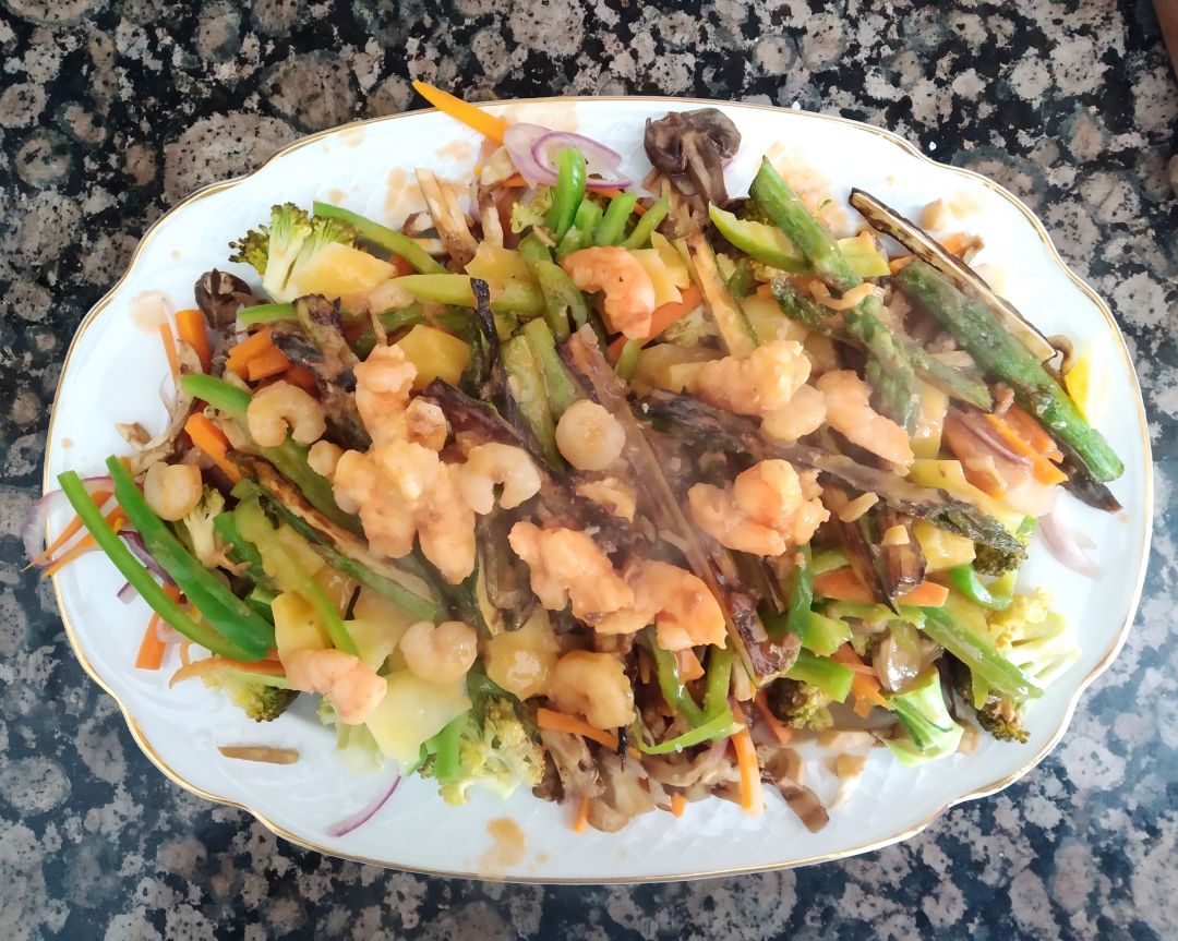 Papilote de verduras y garbanzos con langostinos Papilote de verduras y garbanzos con langostinos