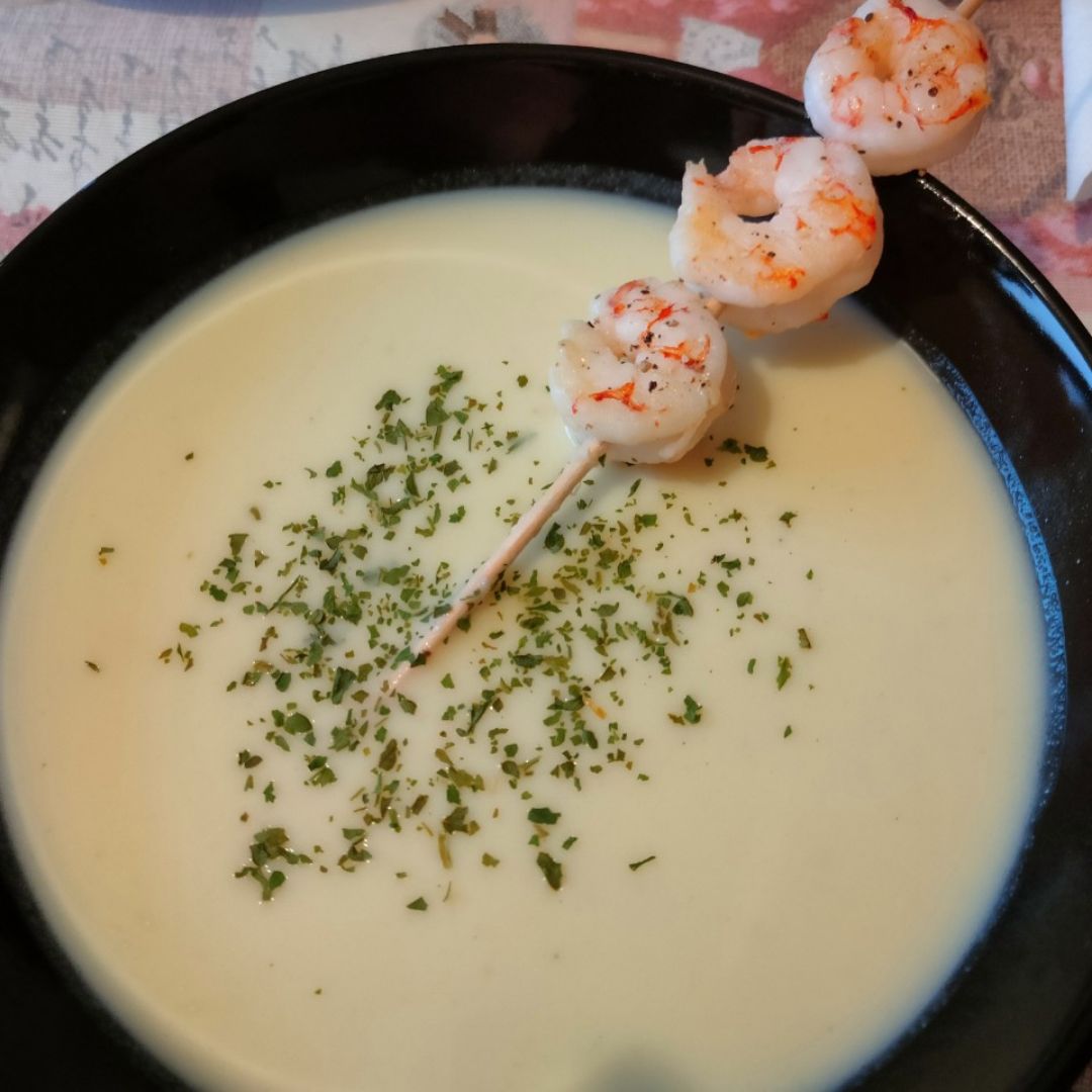 Vichissoise de calabacin con brocheta de gambas. 