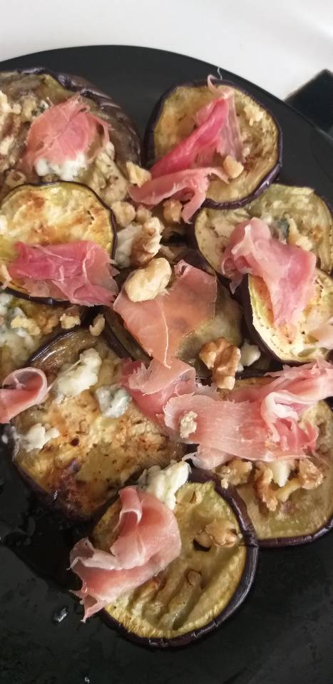 Carpaccio de berenjena con jamón y roquefort Carpaccio de berenjena con jamón y roquefort