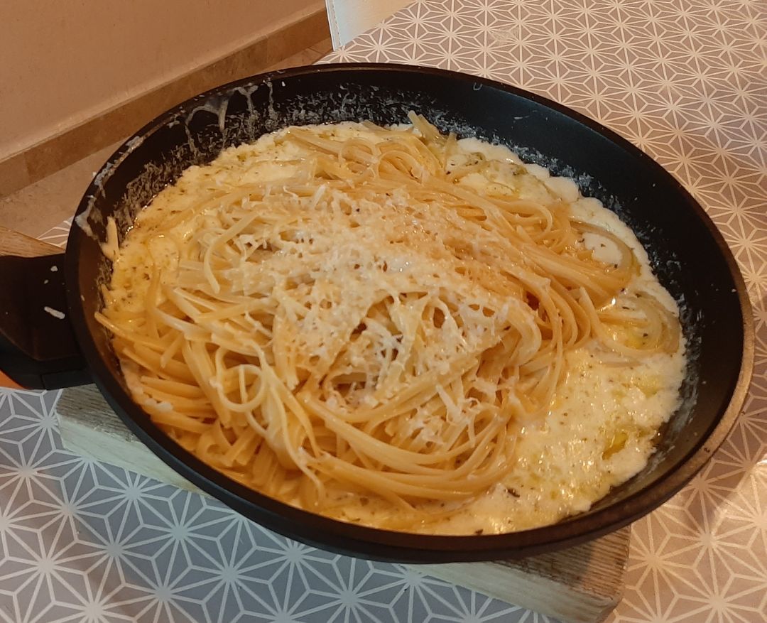 Pasta con huevo, nata, cebolla y queso.