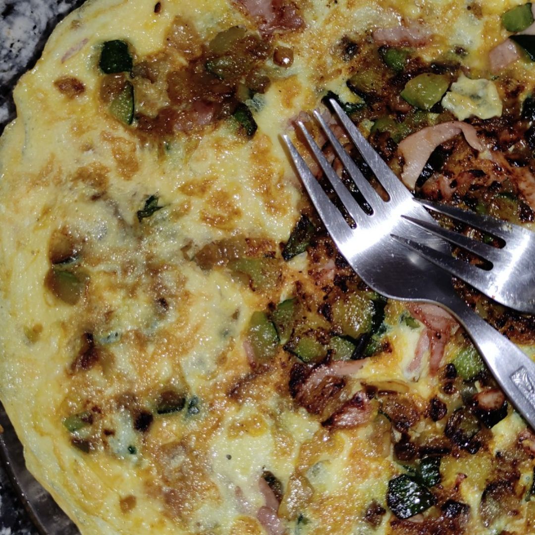Tortilla de calabacín, cebollita y york