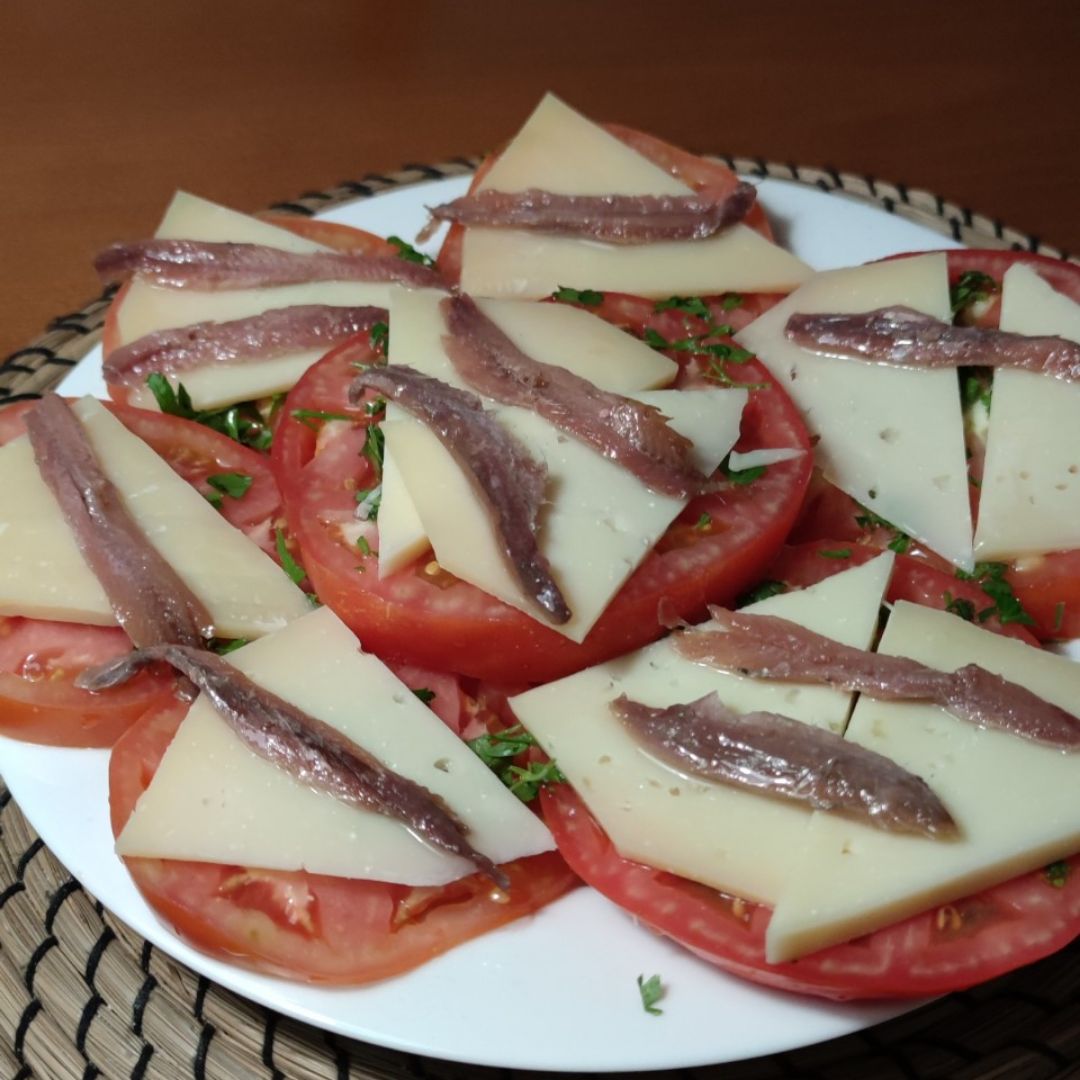 Tomatito rosa con curado y anchoas Tomatito rosa con curado y anchoas
