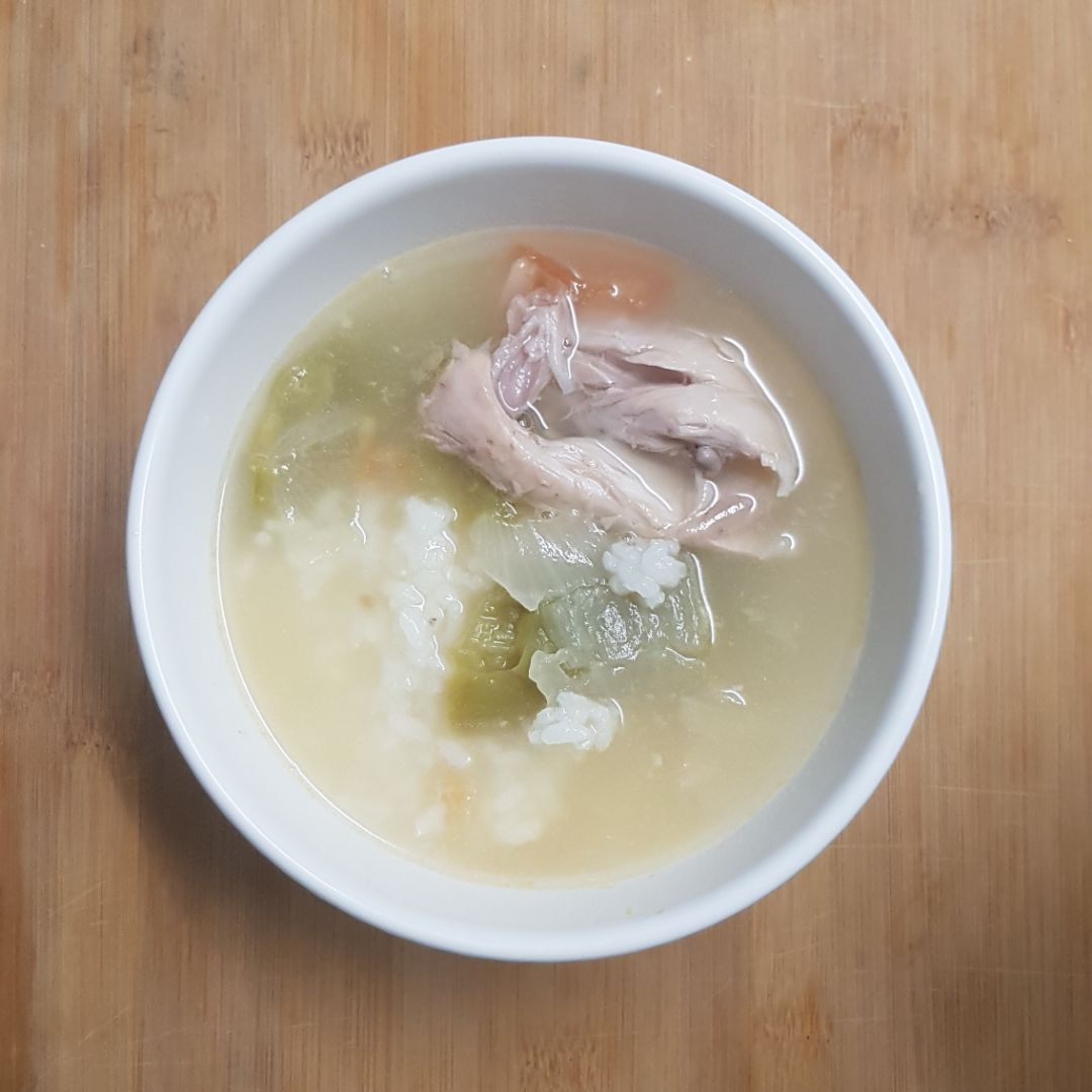 Caldo de pollo y verduras. Caldo de pollo y verduras.