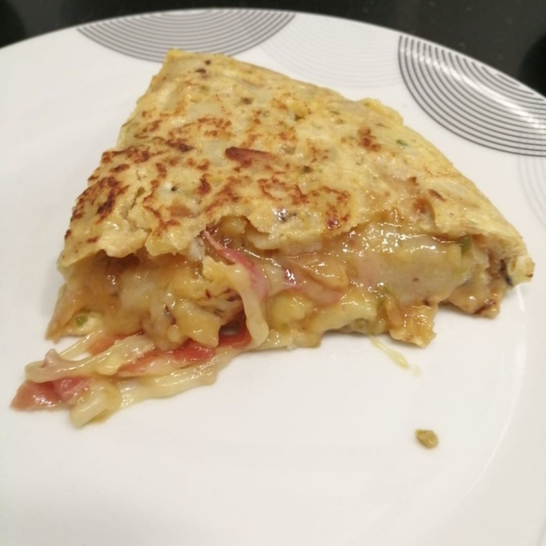 Tortilla rellena de queso, jamon y cebolla caramelizada Tortilla rellena de queso, jamon y cebolla caramelizada
