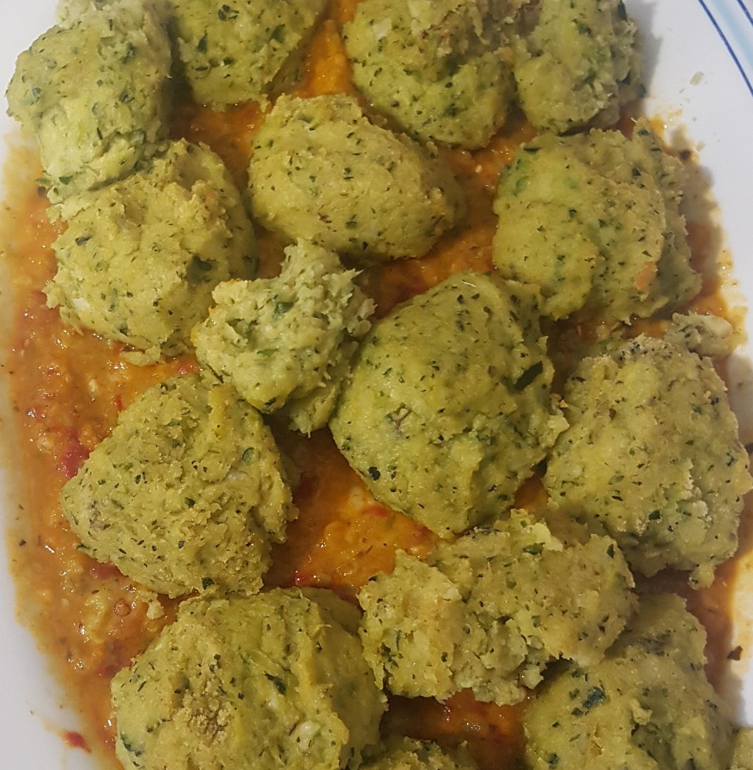 Albóndigas de calabacín con salsa castiza.