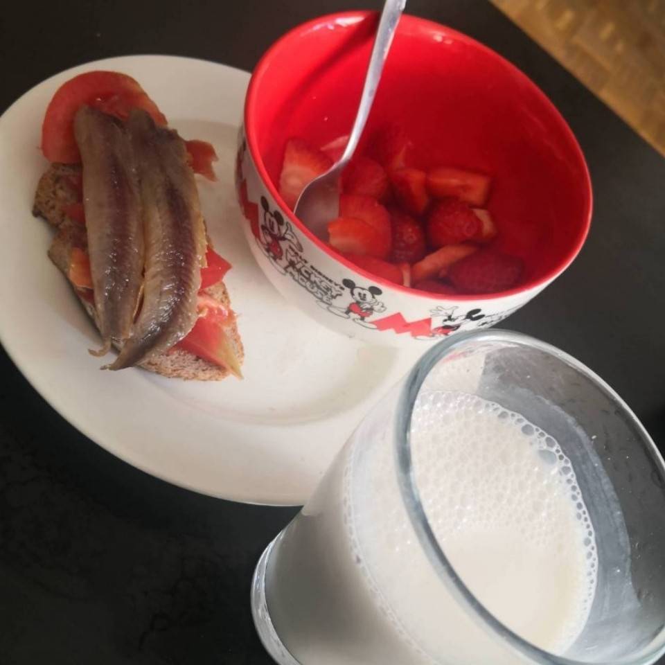 Tostada de tomate rosa y sardina ahumada