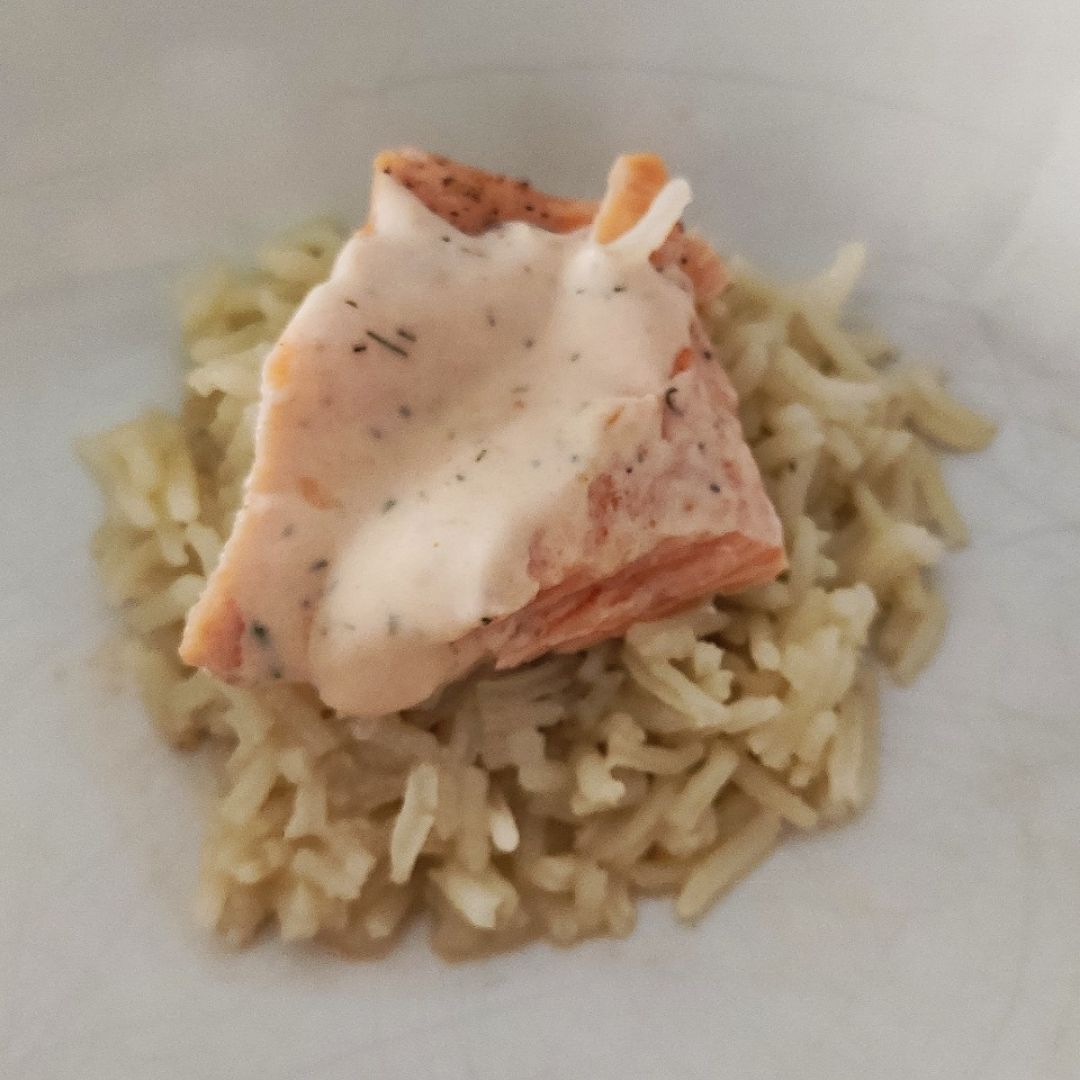 Salmón con salsa de eneldo y arroz basmati Salmón con salsa de eneldo y arroz basmati
