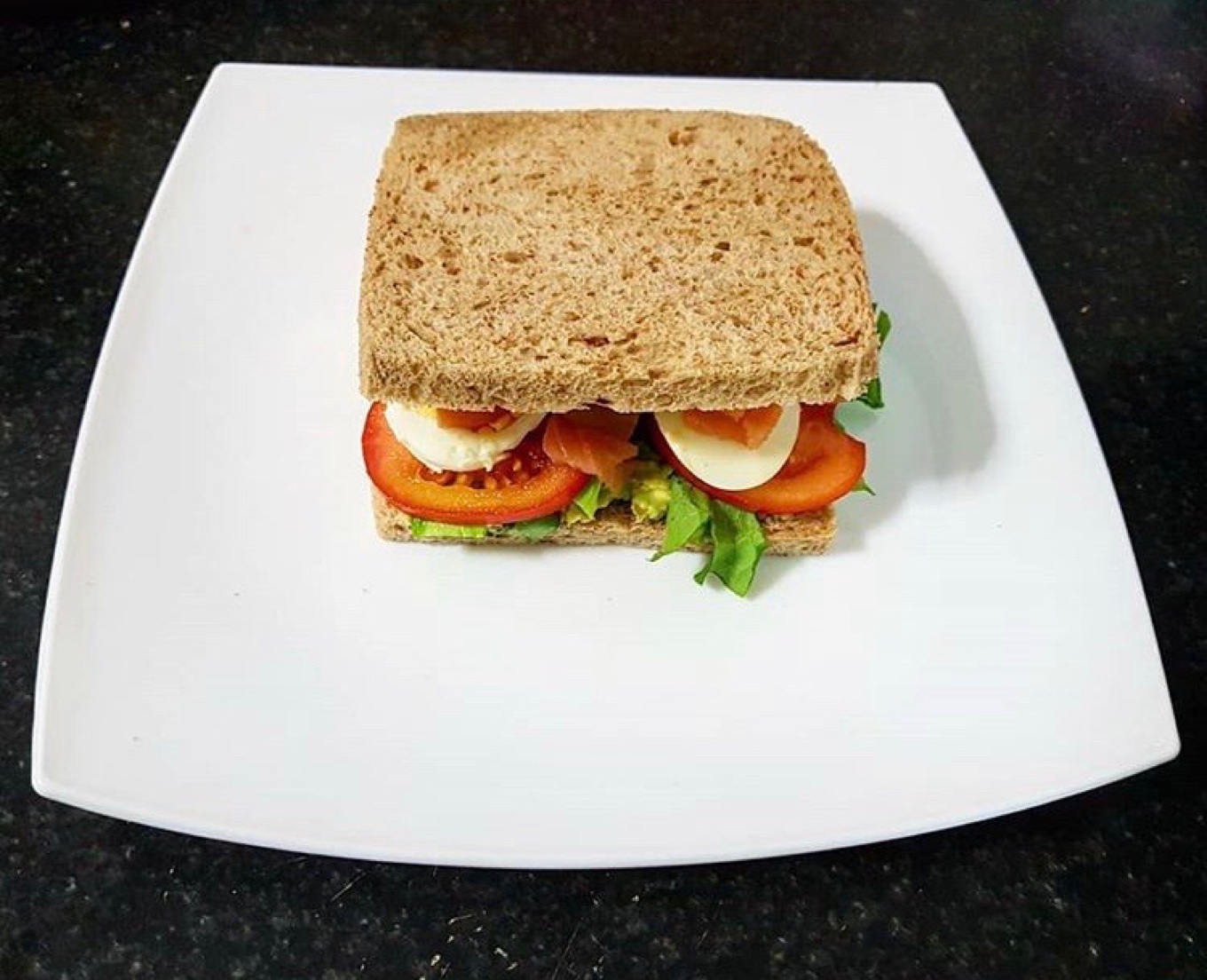 Sándwich vegetal con salmón 