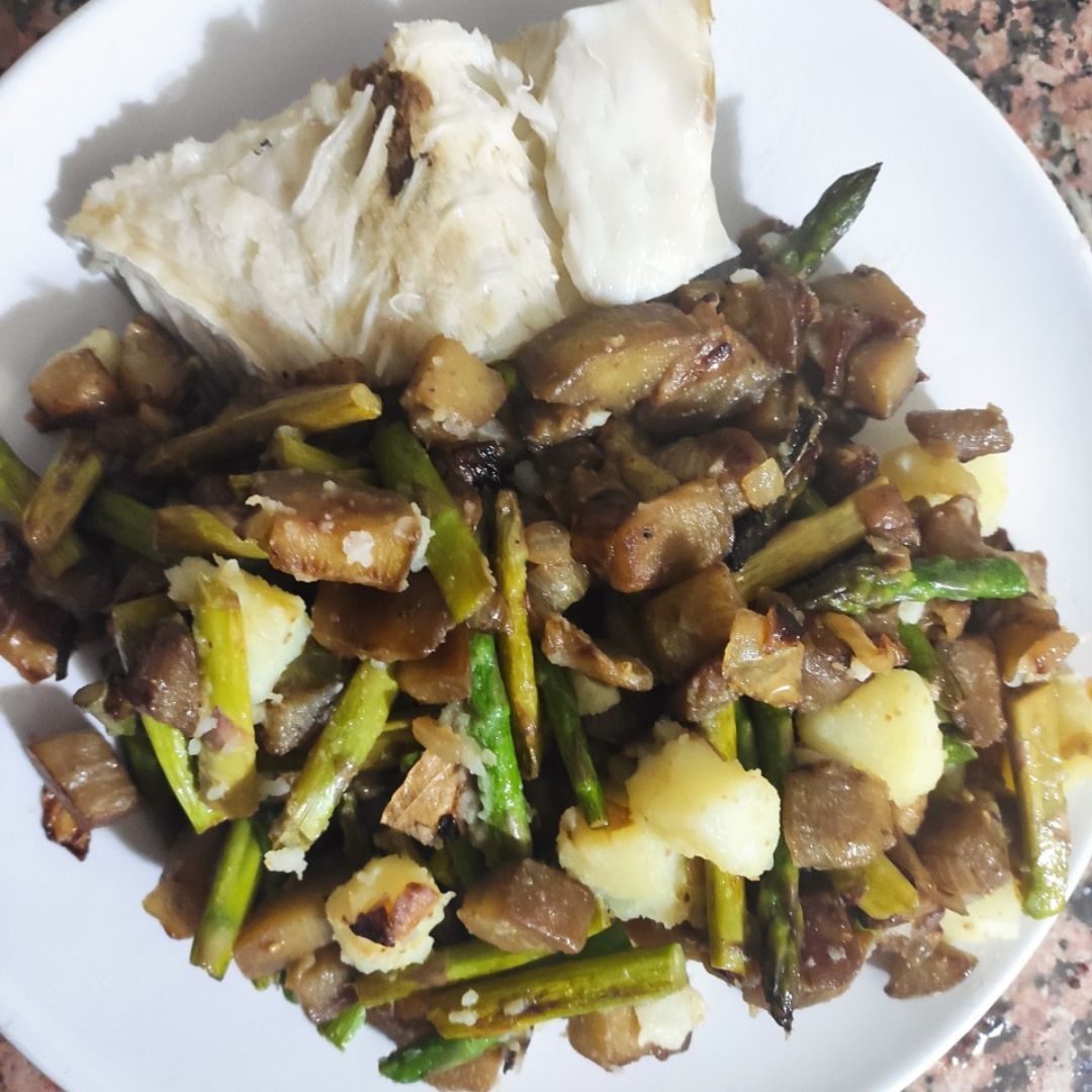 Bacalao con espárragos y berenjena Bacalao con espárragos y berenjena
