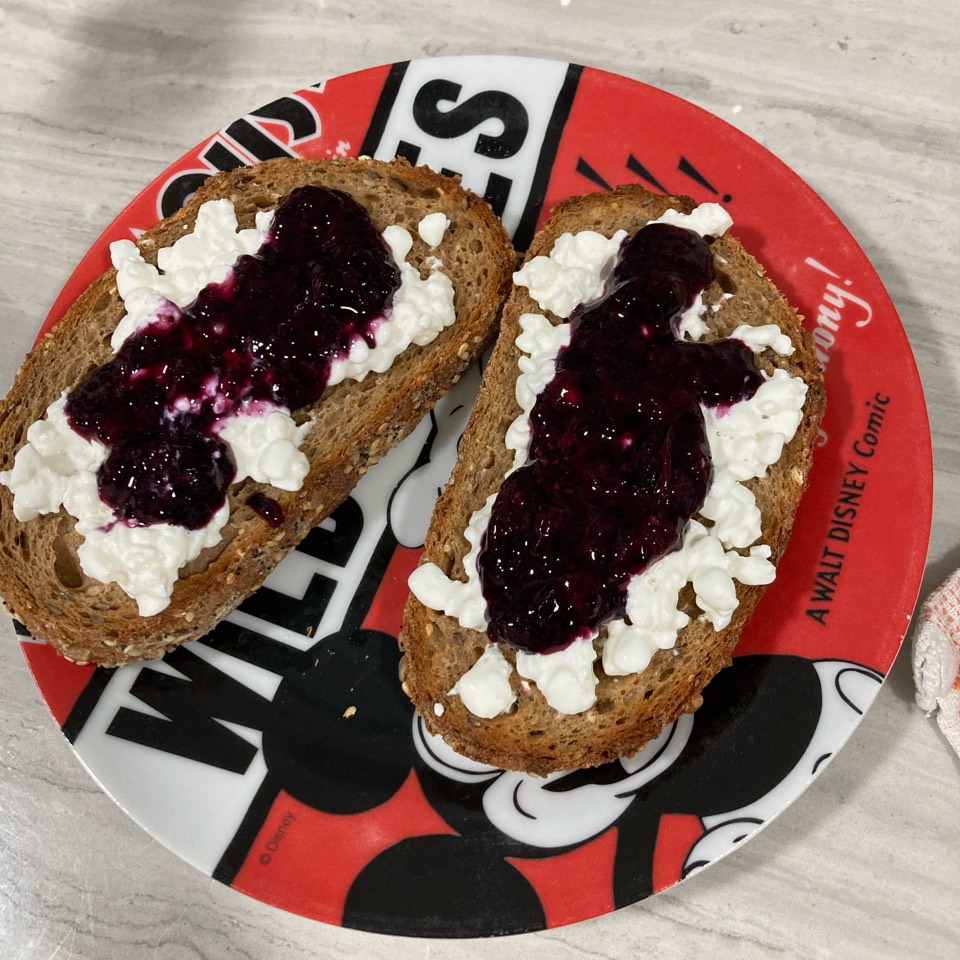 Tostadas con queso y mermelada de arándanos y chía Tostadas con queso y mermelada de arándanos y chía
